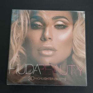 Huda Light Pink Shimmer Finish Highlighter Palette